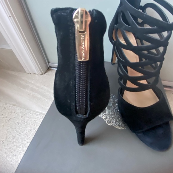 Vince Camuto - Kirsi Woman’s cage suede, black dress sandal. Size 10. - Picture 10 of 11